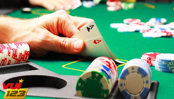 Fold cả AA khi chơi poker online gamevui123 đúng lúc